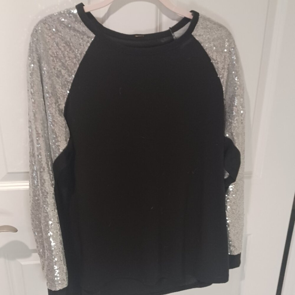 Plus Sized Bling Sleeved & Black Long Sleeve Crew Neck Lightweight Top XXL - Picture 2 of 4